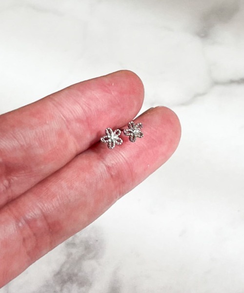 yu-ka(ユーカ)の「YU-KA:フラワーミニスタッドピアス Flower Mini Stud Earrings(ピアス(両耳用)・レディース・ゴールド/シルバー・FREE)」の1枚目の写真