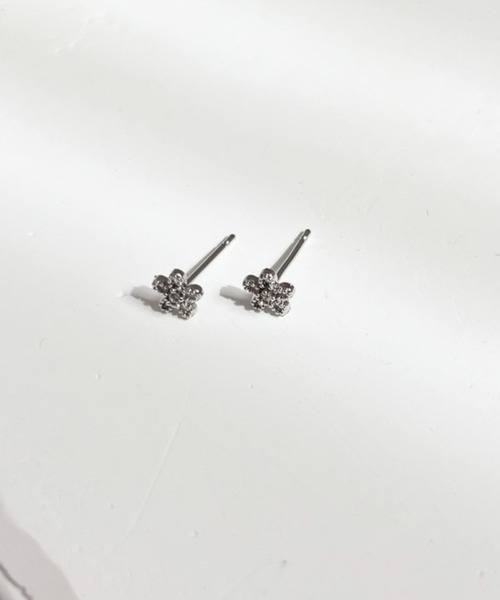 yu-ka(ユーカ)の「YU-KA:フラワーミニスタッドピアス Flower Mini Stud Earrings(ピアス(両耳用)・レディース・ゴールド/シルバー・FREE)」の3枚目の写真