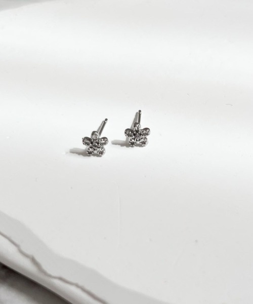 yu-ka(ユーカ)の「YU-KA:フラワーミニスタッドピアス Flower Mini Stud Earrings(ピアス(両耳用)・レディース・ゴールド/シルバー・FREE)」の4枚目の写真