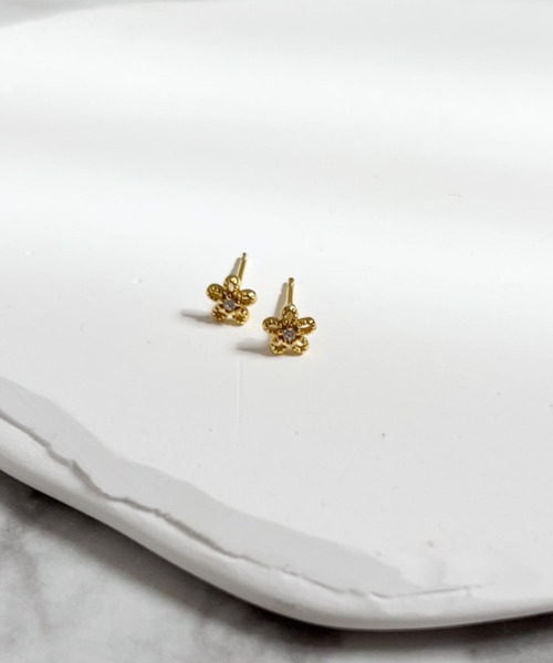 yu-ka(ユーカ)の「YU-KA:フラワーミニスタッドピアス Flower Mini Stud Earrings(ピアス(両耳用)・レディース・ゴールド/シルバー・FREE)」の5枚目の写真