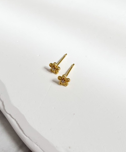 yu-ka(ユーカ)の「YU-KA:フラワーミニスタッドピアス Flower Mini Stud Earrings(ピアス(両耳用)・レディース・ゴールド/シルバー・FREE)」の6枚目の写真