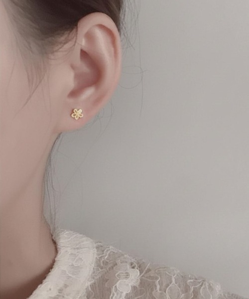 yu-ka(ユーカ)の「YU-KA:フラワーミニスタッドピアス Flower Mini Stud Earrings(ピアス(両耳用)・レディース・ゴールド/シルバー・FREE)」の8枚目の写真