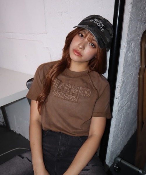 ROGER AND RAW(ロジャーアンドロウ)の「ヴィンテージ風パッチロゴ ドロストTシャツ(Tシャツ/カットソー・レディース・ブラウン/カーキ/ブラック・FREE)」の10枚目の写真