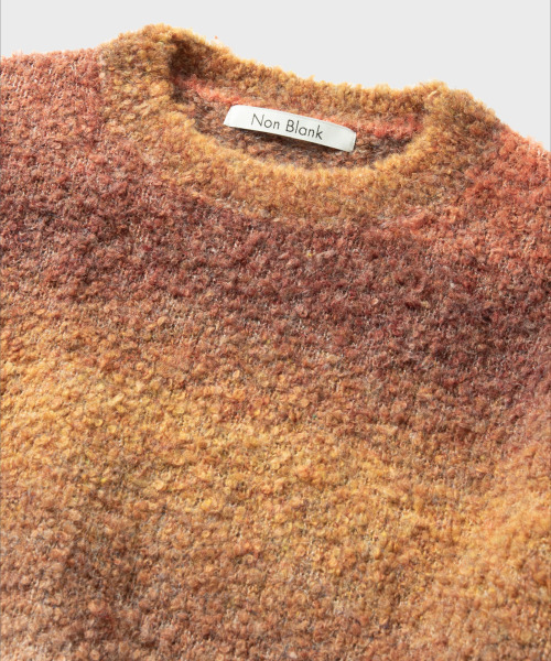 NONBLANK(ノンブランク)の「グラデーションラウンドニット_CRIMSON BROWN(ニット/セーター・メンズ・ブラウン・SMALL/MEDIUM/LARGE/X-LARGE)」の3枚目の写真