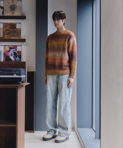 NONBLANK(ノンブランク)の「グラデーションラウンドニット_CRIMSON BROWN(ニット/セーター・メンズ・ブラウン・SMALL/MEDIUM/LARGE/X-LARGE)」の7枚目の写真