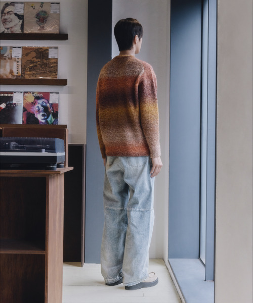 NONBLANK(ノンブランク)の「グラデーションラウンドニット_CRIMSON BROWN(ニット/セーター・メンズ・ブラウン・SMALL/MEDIUM/LARGE/X-LARGE)」の8枚目の写真