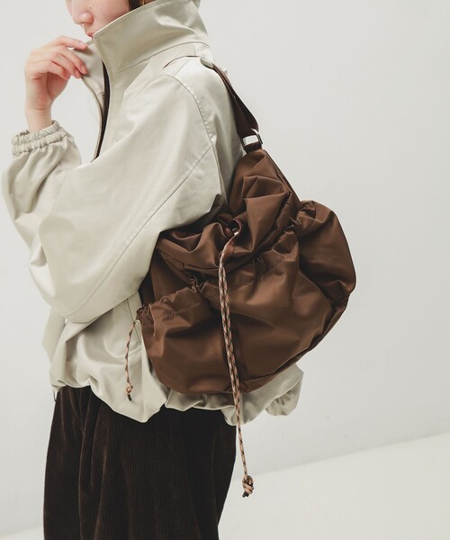 Demi-Luxe BEAMS(デミルクス ビームス)の「NOMADIS / SQUASH ナイロン バッグ(トートバッグ・レディース・ブラック/ダークブラウン・ONE SIZE)」の3枚目の写真
