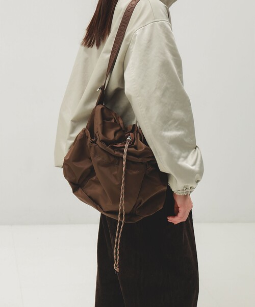 Demi-Luxe BEAMS(デミルクス ビームス)の「NOMADIS / SQUASH ナイロン バッグ(トートバッグ・レディース・ブラック/ダークブラウン・ONE SIZE)」の4枚目の写真