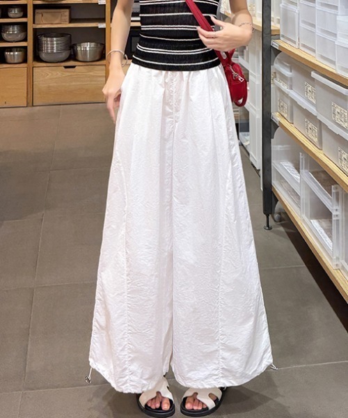 AMAJI(アマジ)の「ウエストゴム 裾フリル バルーンパンツ(その他パンツ・レディース・ネイビー/ライトブルー/ホワイト/イエロー・SMALL/MEDIUM/LARGE/X-LARGE)」の2枚目の写真