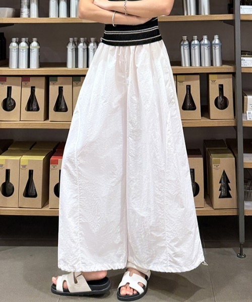 AMAJI(アマジ)の「ウエストゴム 裾フリル バルーンパンツ(その他パンツ・レディース・ネイビー/ライトブルー/ホワイト/イエロー・SMALL/MEDIUM/LARGE/X-LARGE)」の5枚目の写真