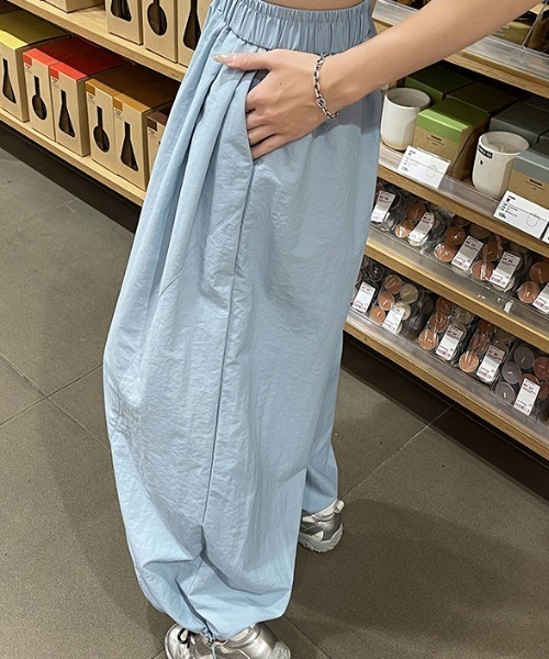 AMAJI(アマジ)の「ウエストゴム 裾フリル バルーンパンツ(その他パンツ・レディース・ネイビー/ライトブルー/ホワイト/イエロー・SMALL/MEDIUM/LARGE/X-LARGE)」の7枚目の写真