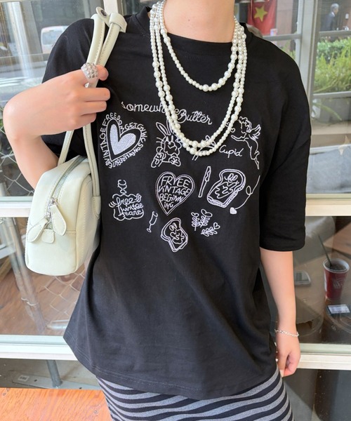 LAC-VERT(ラック・ヴェール)の「落書き刺繍Tシャツ(Tシャツ/カットソー・レディース・ブラック/ピンク/ホワイト・FREE)」の3枚目の写真