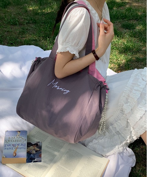 LA VORAGINE（ラ ヴォラジネ）の「水玉＆ボーダー　リバーシブルショルダーバッグ 巾着トートバッグ A4対応大容量通勤 万能レディースバッグ チャームなし（トートバッグ・レディース・ブラック系1/I/Black/White/GRAY/グレー系1/Mustard/PINK/Yellow・FREE）」の5枚目の写真