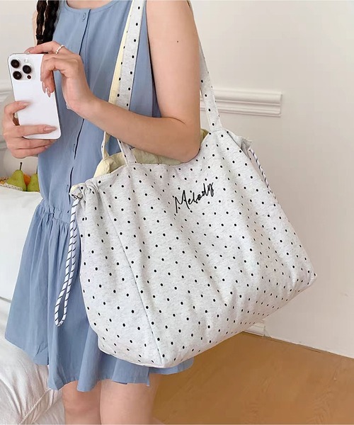 LA VORAGINE（ラ ヴォラジネ）の「水玉＆ボーダー　リバーシブルショルダーバッグ 巾着トートバッグ A4対応大容量通勤 万能レディースバッグ チャームなし（トートバッグ・レディース・ブラック系1/I/Black/White/GRAY/グレー系1/Mustard/PINK/Yellow・FREE）」の2枚目の写真