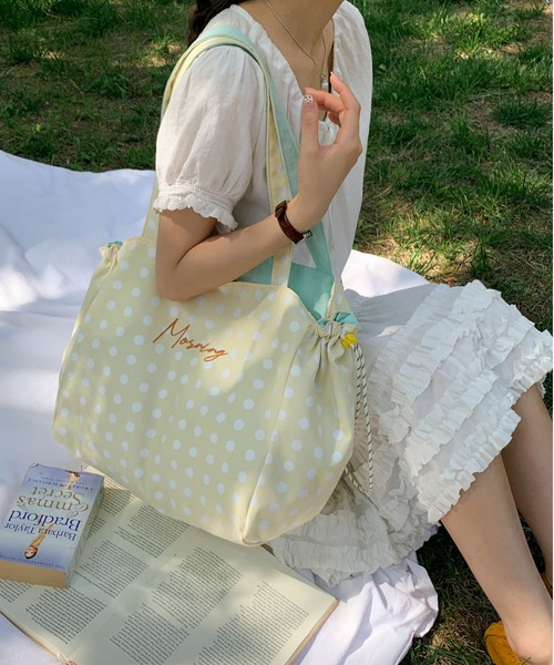 LA VORAGINE（ラ ヴォラジネ）の「水玉＆ボーダー　リバーシブルショルダーバッグ 巾着トートバッグ A4対応大容量通勤 万能レディースバッグ チャームなし（トートバッグ・レディース・ブラック系1/I/Black/White/GRAY/グレー系1/Mustard/PINK/Yellow・FREE）」の7枚目の写真