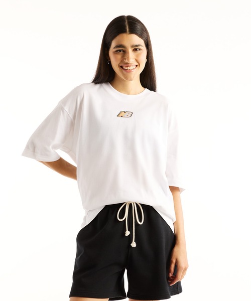 NEW BALANCE(ニューバランス)の「Sticker Pack ショートスリーブTシャツ(オーバーサイズ)(Tシャツ/カットソー・レディース・グレイッシュブルー/ホワイト/アイボリー・X-LARGE/LARGE/MEDIUM/SMALL/XX-LARGE)」の2枚目の写真