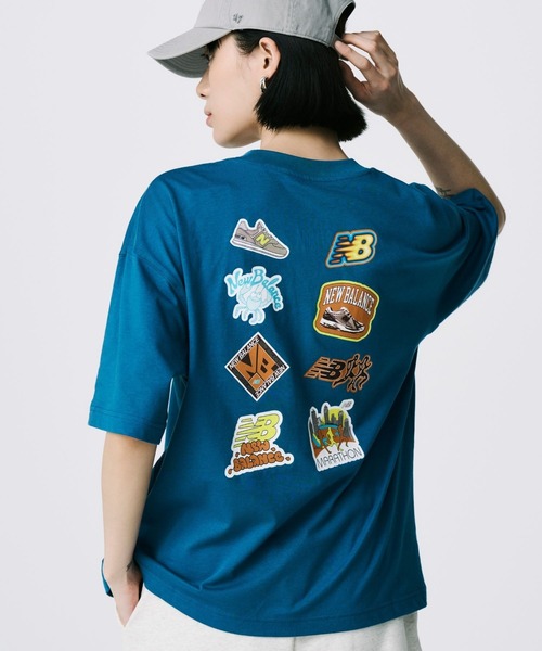NEW BALANCE(ニューバランス)の「Sticker Pack ショートスリーブTシャツ(オーバーサイズ)(Tシャツ/カットソー・レディース・グレイッシュブルー/ホワイト/アイボリー・X-LARGE/LARGE/MEDIUM/SMALL/XX-LARGE)」の1枚目の写真