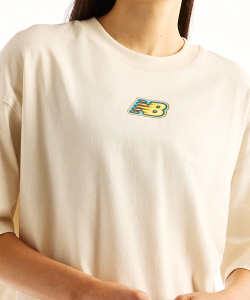 NEW BALANCE(ニューバランス)の「Sticker Pack ショートスリーブTシャツ(オーバーサイズ)(Tシャツ/カットソー・レディース・グレイッシュブルー/ホワイト/アイボリー・X-LARGE/LARGE/MEDIUM/SMALL/XX-LARGE)」の12枚目の写真