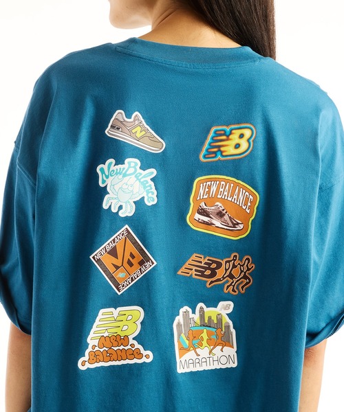 NEW BALANCE(ニューバランス)の「Sticker Pack ショートスリーブTシャツ(オーバーサイズ)(Tシャツ/カットソー・レディース・グレイッシュブルー/ホワイト/アイボリー・X-LARGE/LARGE/MEDIUM/SMALL/XX-LARGE)」の4枚目の写真