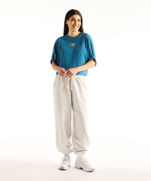 NEW BALANCE(ニューバランス)の「Sticker Pack ショートスリーブTシャツ(オーバーサイズ)(Tシャツ/カットソー・レディース・グレイッシュブルー/ホワイト/アイボリー・X-LARGE/LARGE/MEDIUM/SMALL/XX-LARGE)」の6枚目の写真