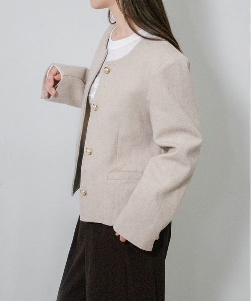 on:nue（オンニュ）の「【on:nue】ゴールド釦ヘリンボーンノーカラージャケット /26-27 AW COLLECTION（ノーカラージャケット・レディース・ベージュ/ブラウン/グレー・FREE）」の4枚目の写真