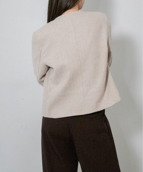 on:nue（オンニュ）の「【on:nue】ゴールド釦ヘリンボーンノーカラージャケット /26-27 AW COLLECTION（ノーカラージャケット・レディース・ベージュ/ブラウン/グレー・FREE）」の5枚目の写真