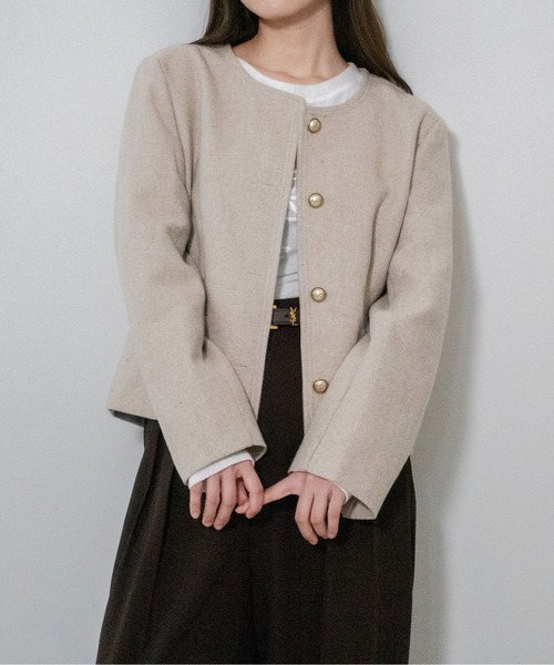 on:nue（オンニュ）の「【on:nue】ゴールド釦ヘリンボーンノーカラージャケット /26-27 AW COLLECTION（ノーカラージャケット・レディース・ベージュ/ブラウン/グレー・FREE）」の7枚目の写真