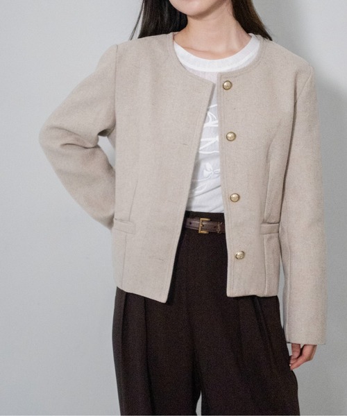 on:nue（オンニュ）の「【on:nue】ゴールド釦ヘリンボーンノーカラージャケット /26-27 AW COLLECTION（ノーカラージャケット・レディース・ベージュ/ブラウン/グレー・FREE）」の9枚目の写真