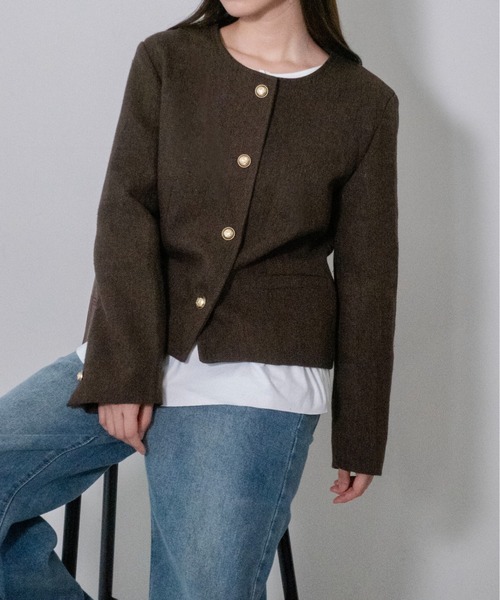 on:nue（オンニュ）の「【on:nue】ゴールド釦ヘリンボーンノーカラージャケット /26-27 AW COLLECTION（ノーカラージャケット・レディース・ベージュ/ブラウン/グレー・FREE）」の18枚目の写真
