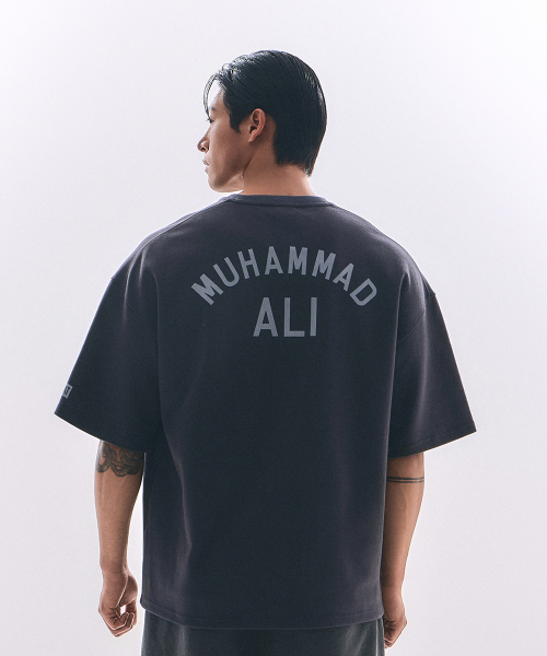 WAYDN（ウェイドゥン）の「[ALI] ALI オーバーサイズ レタリング ショートスリーブ チャコール（Tシャツ/カットソー・メンズ・その他・MEDIUM/LARGE/X-LARGE/XX-LARGE）」の2枚目の写真
