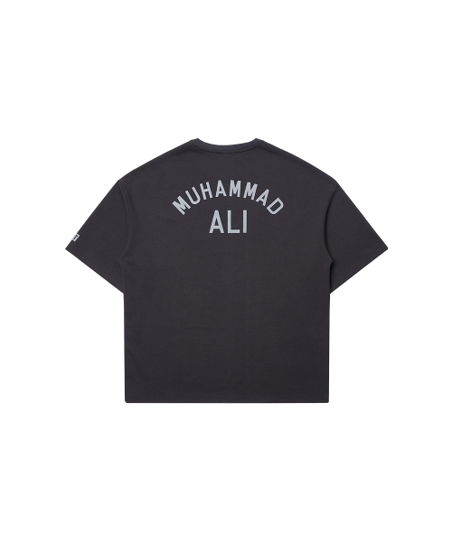 WAYDN（ウェイドゥン）の「[ALI] ALI オーバーサイズ レタリング ショートスリーブ チャコール（Tシャツ/カットソー・メンズ・その他・MEDIUM/LARGE/X-LARGE/XX-LARGE）」の6枚目の写真