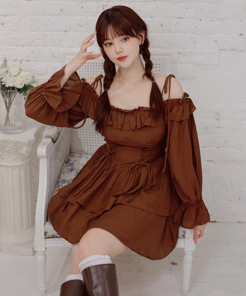 Anely(アネリー)の「オフショル フリル レースアップ ティアード ワンピース(ワンピース・レディース・ブラウン/アイボリー・FREE)」の13枚目の写真