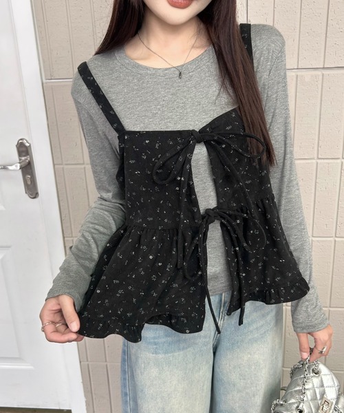 DIAVEL(ディアベル)の「【秋冬新作】2点セット小花柄キャミソール×長袖Tシャツ フェイクレイヤードトップス(シャツ/ブラウス・レディース・ブラック/ブラウン/アイボリー・M)」の1枚目の写真