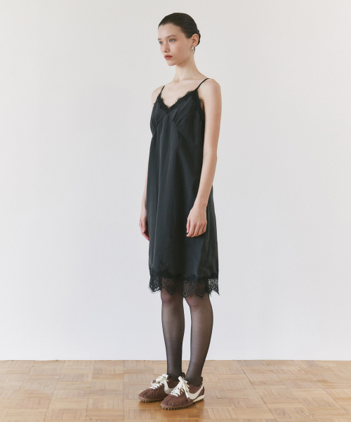 SIYAZU（シヤジュ）の「SIA8046 ヴィンテージ レース スリップ ワンピース_Vintage black（ワンピース・レディース・ブラック・SMALL/MEDIUM）」の2枚目の写真