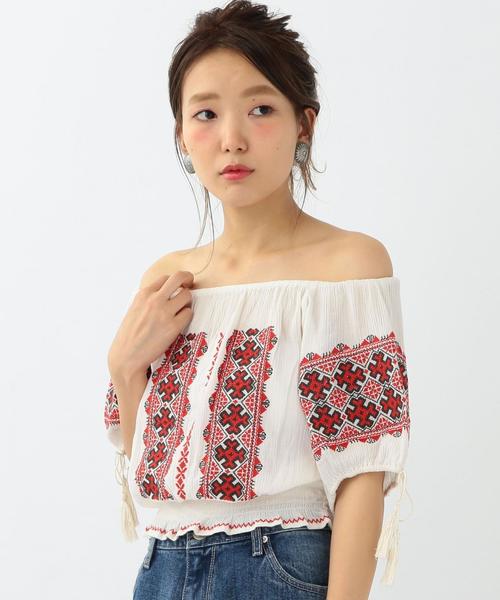 Another Edition（アナザーエディション）の「クレープエンブロプルオーバー/ AEBC C/クレープ EMBR PO◆（シャツ/ブラウス・レディース・オフホワイト/モカ・フリー）」の2枚目の写真