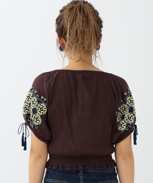 Another Edition（アナザーエディション）の「クレープエンブロプルオーバー/ AEBC C/クレープ EMBR PO◆（シャツ/ブラウス・レディース・オフホワイト/モカ・フリー）」の3枚目の写真