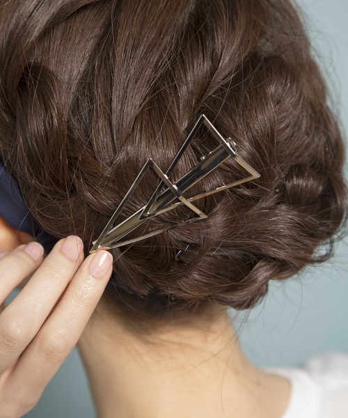 PLAIN CLOTHING（プレーンクロージング）の「ダブルトライアングルクリップ【PLAIN CLOTHING】（バレッタ/ヘアクリップ・レディース・ゴールド/シルバー・FREE）」の2枚目の写真