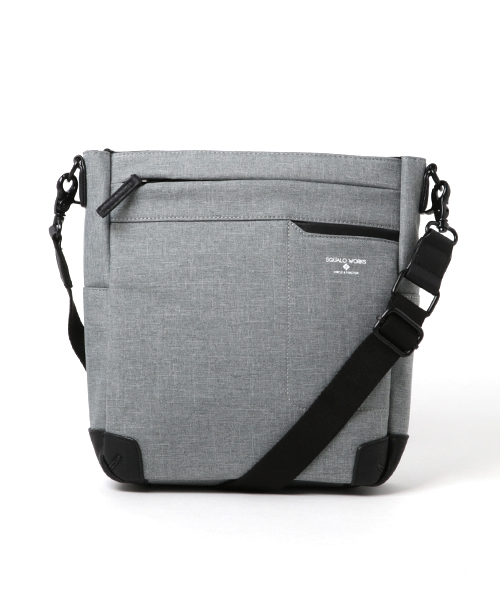 ikka（イッカ）の「シャンブレースクエアショルダーバッグ（ショルダーバッグ・メンズ・ネイビー/ブラック/グレー/ダークグレー/ダークブラウン/ベージュ/ダークベージュ/チャコールグレー/ブルー/その他/シルバーグレー・FREE）」の4枚目の写真