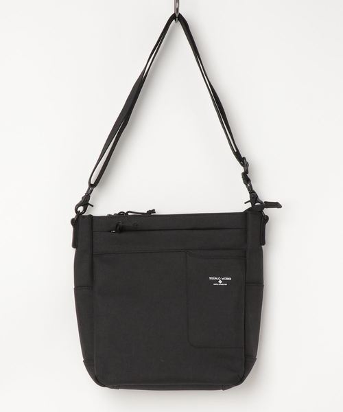 ikka（イッカ）の「シャンブレースクエアショルダーバッグ（ショルダーバッグ・メンズ・ネイビー/ブラック/グレー/ダークグレー/ダークブラウン/ベージュ/ダークベージュ/チャコールグレー/ブルー/その他/シルバーグレー・FREE）」の3枚目の写真