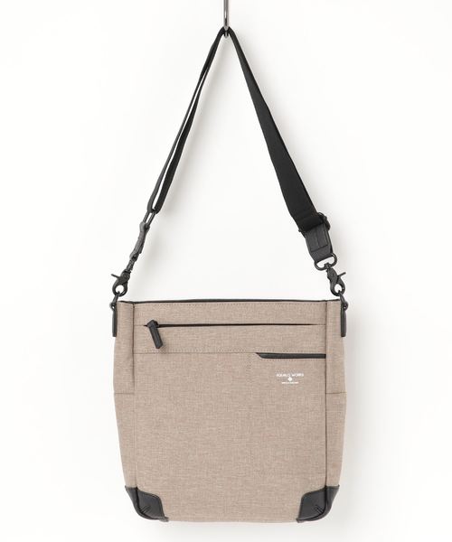 ikka（イッカ）の「シャンブレースクエアショルダーバッグ（ショルダーバッグ・メンズ・ネイビー/ブラック/グレー/ダークグレー/ダークブラウン/ベージュ/ダークベージュ/チャコールグレー/ブルー/その他/シルバーグレー・FREE）」の8枚目の写真