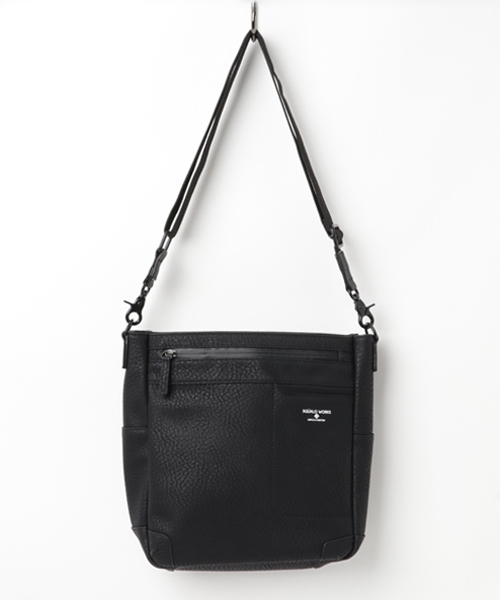 ikka（イッカ）の「シャンブレースクエアショルダーバッグ（ショルダーバッグ・メンズ・ネイビー/ブラック/グレー/ダークグレー/ダークブラウン/ベージュ/ダークベージュ/チャコールグレー/ブルー/その他/シルバーグレー・FREE）」の5枚目の写真