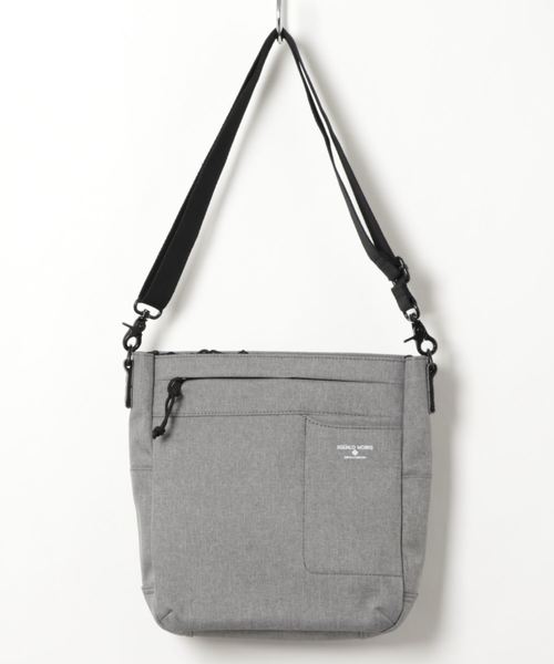 ikka（イッカ）の「シャンブレースクエアショルダーバッグ（ショルダーバッグ・メンズ・ネイビー/ブラック/グレー/ダークグレー/ダークブラウン/ベージュ/ダークベージュ/チャコールグレー/ブルー/その他/シルバーグレー・FREE）」の6枚目の写真