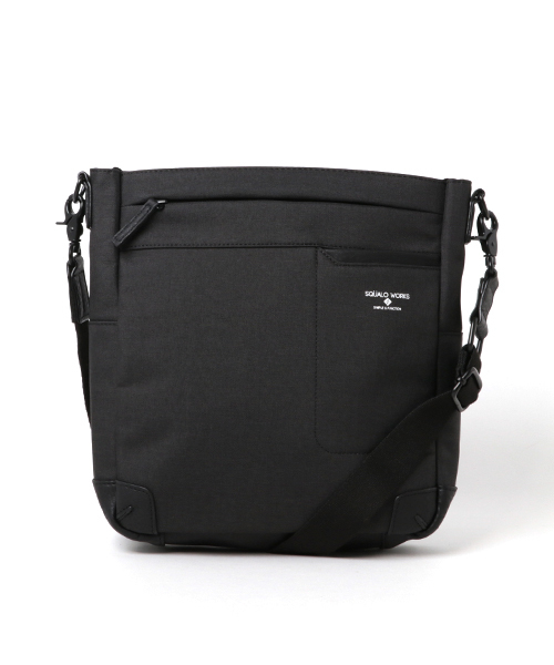 ikka（イッカ）の「シャンブレースクエアショルダーバッグ（ショルダーバッグ・メンズ・ネイビー/ブラック/グレー/ダークグレー/ダークブラウン/ベージュ/ダークベージュ/チャコールグレー/ブルー/その他/シルバーグレー・FREE）」の2枚目の写真