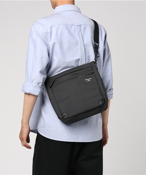 ikka（イッカ）の「シャンブレースクエアショルダーバッグ（ショルダーバッグ・メンズ・ネイビー/ブラック/グレー/ダークグレー/ダークブラウン/ベージュ/ダークベージュ/チャコールグレー/ブルー/その他/シルバーグレー・FREE）」の15枚目の写真