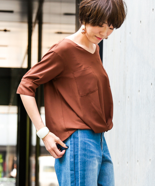 un dix cors(アンディコール)の「NEWフロントタックVネックブラウス(シャツ/ブラウス・レディース・ブラウン/アイボリー・フリ-)」の1枚目の写真
