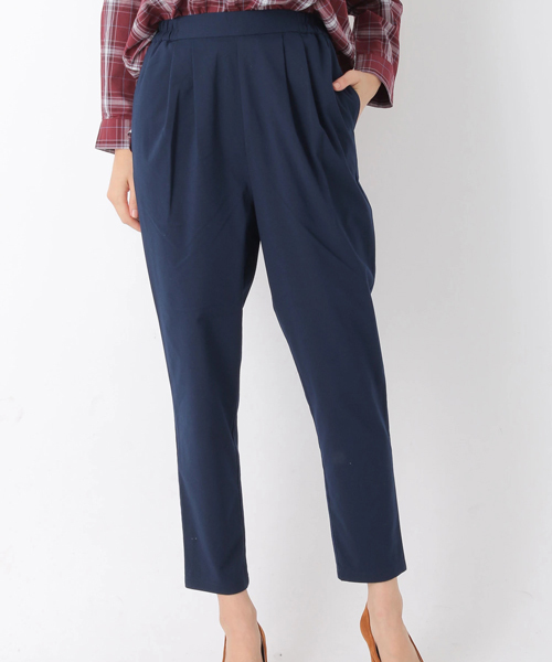 earth music&ecology（アースミュージックアンドエコロジー）の「・タックテーパードパンツ（その他パンツ・レディース・キャメル/ネイビー/グリーン系その他/その他・M/S）」の2枚目の写真