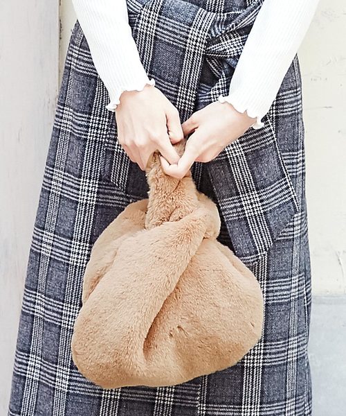 KOBE LETTUCE（コウベレタス）の「寒い季節のBAGはコレ★つい触りたくなるふわふわファー素材！エコファーミニトートバッグ/レディース/鞄[B1114]神戸レタス（トートバッグ・レディース・ブラック/ベージュ/グレー/アイボリー・FREE）」の4枚目の写真
