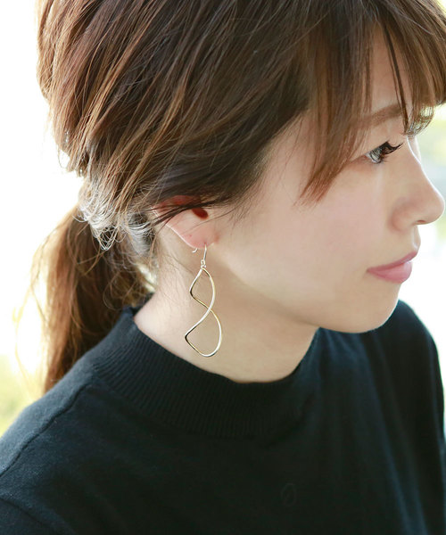 colleca la（コレカラ）の「ツイストフレームのフックピアス・イヤリング（ピアス（両耳用）・レディース・A/B/C/D・FREE）」の3枚目の写真