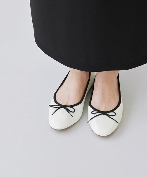 menue（メヌエ）の「【21.0～26.5サイズ展開 / 新色追加】【 ふわカル 】 ラウンドトゥ バレエシューズ（バレエシューズ・レディース・グレイッシュベージュ/レッド系その他/ブラウン系その他/シルバー/アイボリー/レオパード/ベージュ系その他/パイソン/アッシュブラウン/ブロンズ/キャメル/パープル/グリーン/ライトグリーン/ブラック系その他/ブラック/アッシュグレー/ブラウン系その他2/ブルーグレー/ラベンダー/その他/ブラック系その他3/ブラック系その他2/ピンクベージュ/ベージュ系その他2/ベージュ系その他3/シルバー系その他/ブラウン/イエロー/ブルー/その他1/グレー/アイボリー系/ドット/ゴールド/ブラック系その他4/レッド/ホワイト×ブラック/レッド系その他2/グリーン系その他/チェック/シルバー系その他2/ピンク系1/ベージュ系1/ブラック系1/ブラウン系その他3/ダークブラウン/レッド系その他3/ベージュ系その他4/オフホワイト/ベージュ系その他5/レッド系その他4/ブラック系その他5/ブラウン系その他4/ブラック系その他7/ホワイト系その他/ブラック系その他6/ライトブルー・21.5cm/22.0cm/22.5cm/23.0cm/23.5cm/24.0cm/24.5cm/25.0cm/25.5cm/26.0cm/26.5cm/21.0cm）」の4枚目の写真