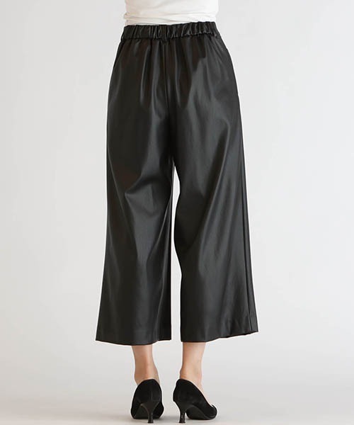la.f...フェイクレザーワイドクロップドパンツ la.f…（ラエフ）の「フェイクレザーワイドクロップドパンツ